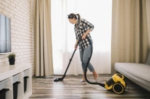 plein-coup-femme-passer-aspirateur-dans-salon